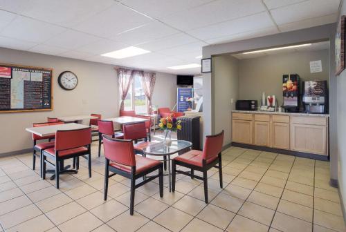 Econo Lodge Inn & Suites Escanaba North - photo 10