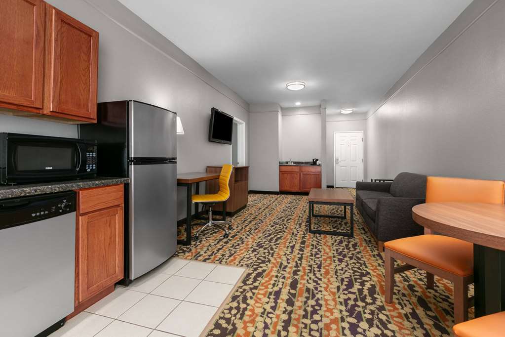 La Quinta Inn & Suites by Wyndham Belton Temple South - photo 21