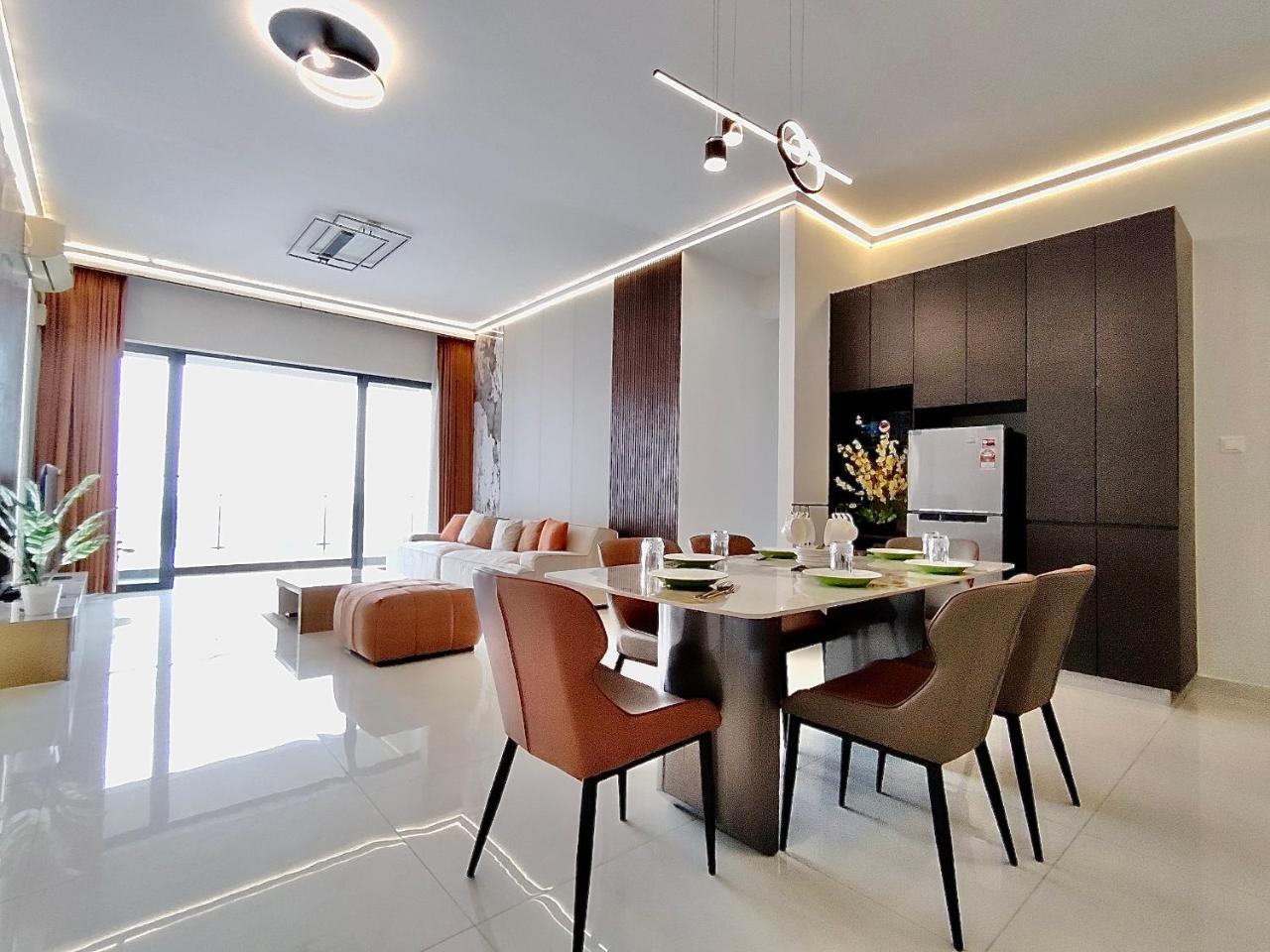 Astonishing Ocean View 4 Bedroom Huge Balcony 2 Car Park — 4-Star Luxury Hotel in Johor Bahru, Malaysia