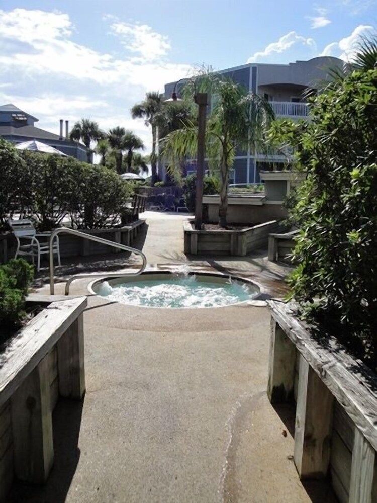 Hibiscus Oceanfront Resort - photo 27