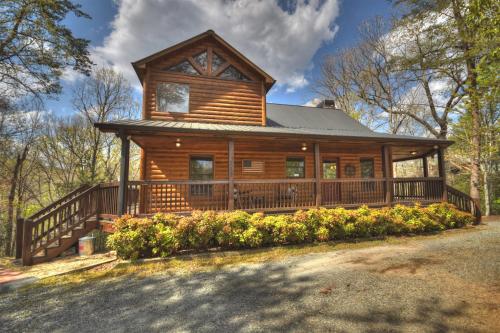 Feather Ridge Dog Friendly Mountain Cabin Rental Mountain Views Hot Tub Game Room Outdoor Firepit Blue Ridge GA — 4-Star Luxury Hotel in Blue Ridge, United States