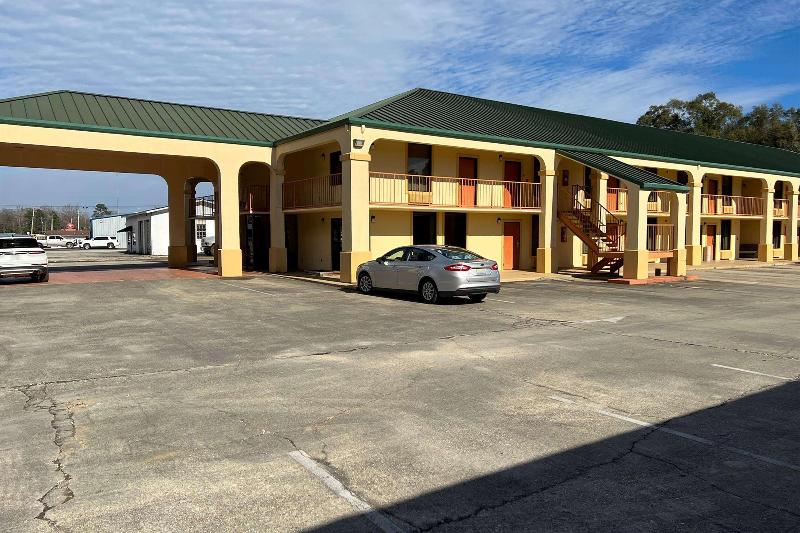 Days Inn & Suites by Wyndham Brewton in Brewton, United States