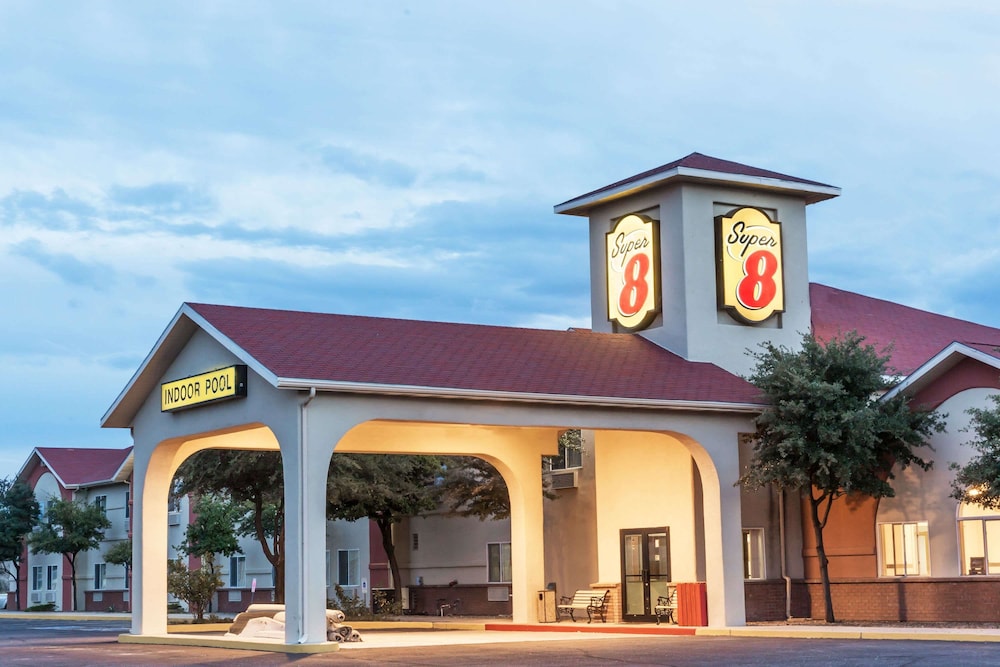 Super 8 by Wyndham Willcox - carbon neutral hotel in Willcox
