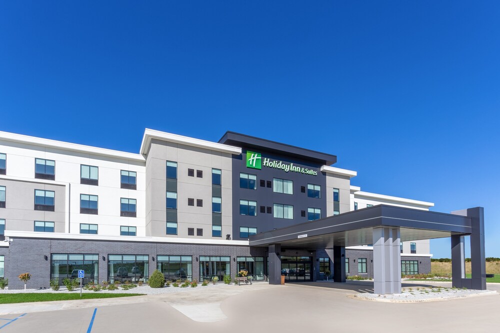Holiday Inn & Suites Cedar Falls Waterloo Event Ctr by IHG - photo 40