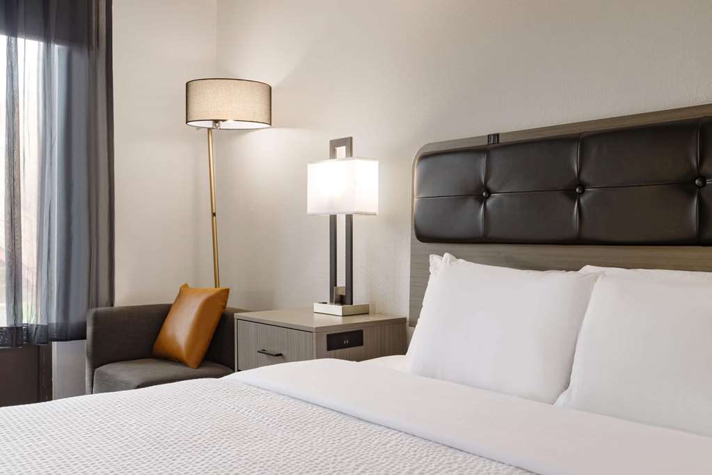 La Quinta Inn & Suites by Wyndham Dothan - photo 24