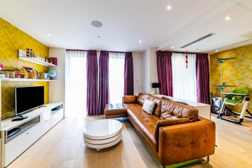 Central Ave Stunning Two Bedrooms Apt in a Secure Riverside Development — 4-Star Luxury Hotel in London, United Kingdom