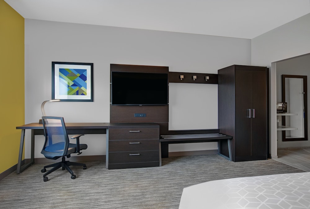 Holiday Inn Express & Suites Milwaukee Brookfield by IHG - photo 18