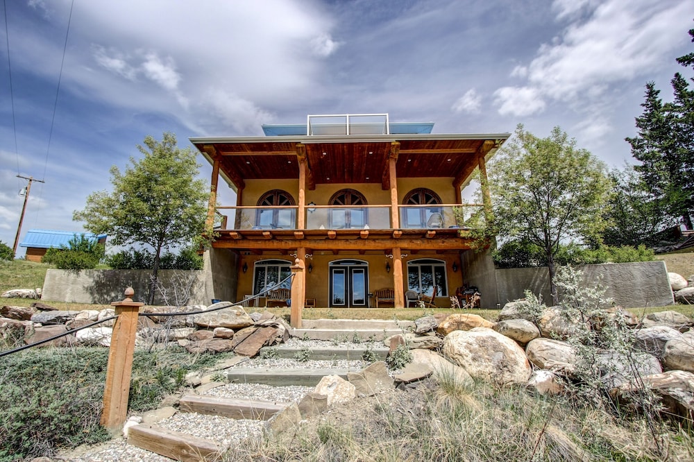 Unique Cottage — 4-Star Luxury Hotel in Calgary, Canada