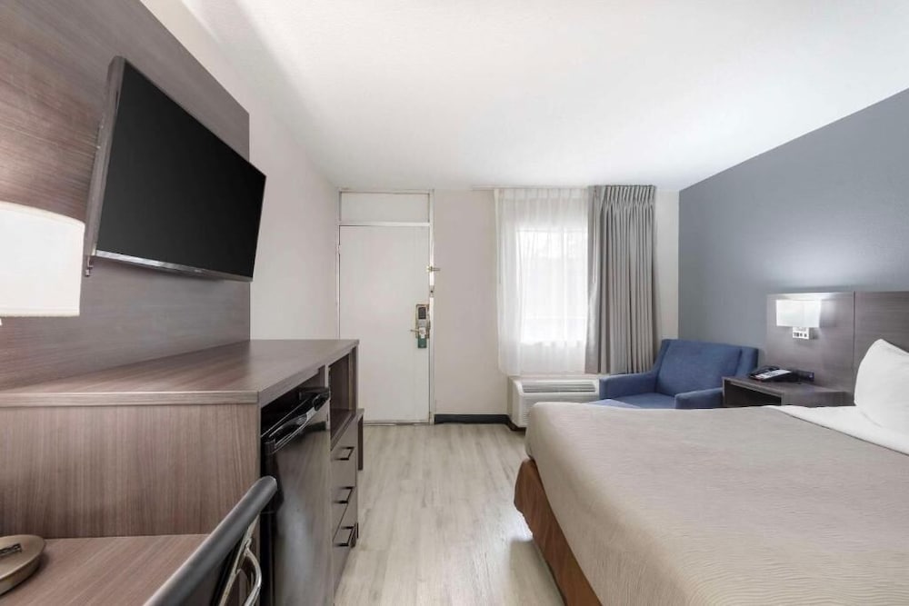Downtown Inn & Studio Suites - photo 11