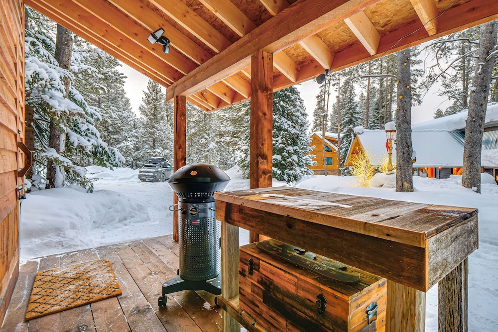 5 Mi to Breckenridge Ski Resort: Cozy Wood Cabin in Breckenridge, United States