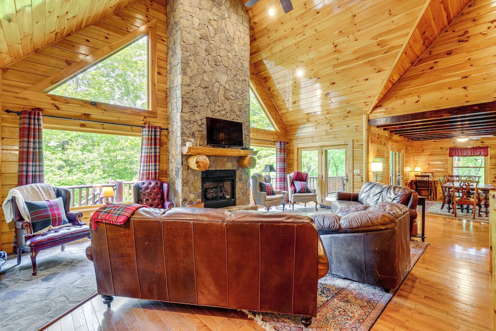 Hike Fish and Golf Burnsville Retreat with Deck — hotel in Burnsville