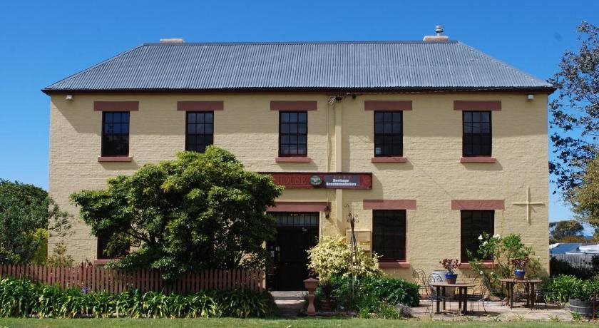 Schouten House — 4-Star Luxury Hotel in Swansea, Australia