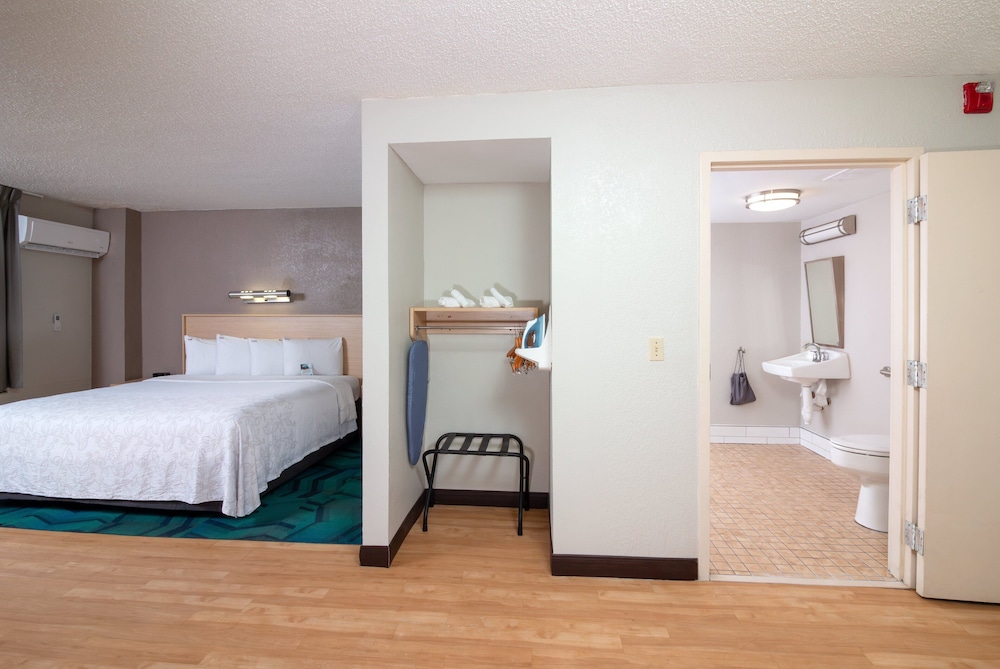 Red Roof Inn PLUS Miami Airport - photo 13