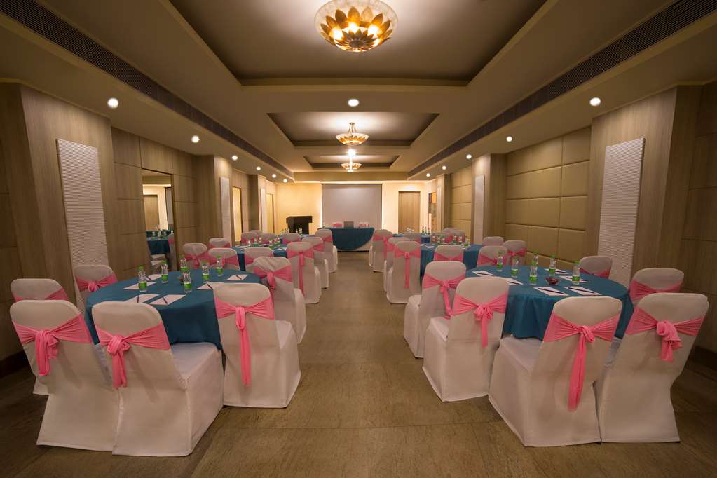 Sarovar Portico Naraina Hotel