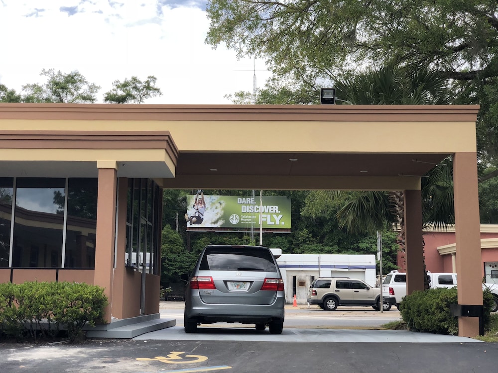 OYO Hotel Tallahassee Downtown - photo 16