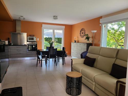 Gite Moderne Avec Acces Independant Proche Centre Ville Et Thermes Terrasse Et Equipements Inclus Fr 1 589 57 — Contrexeville