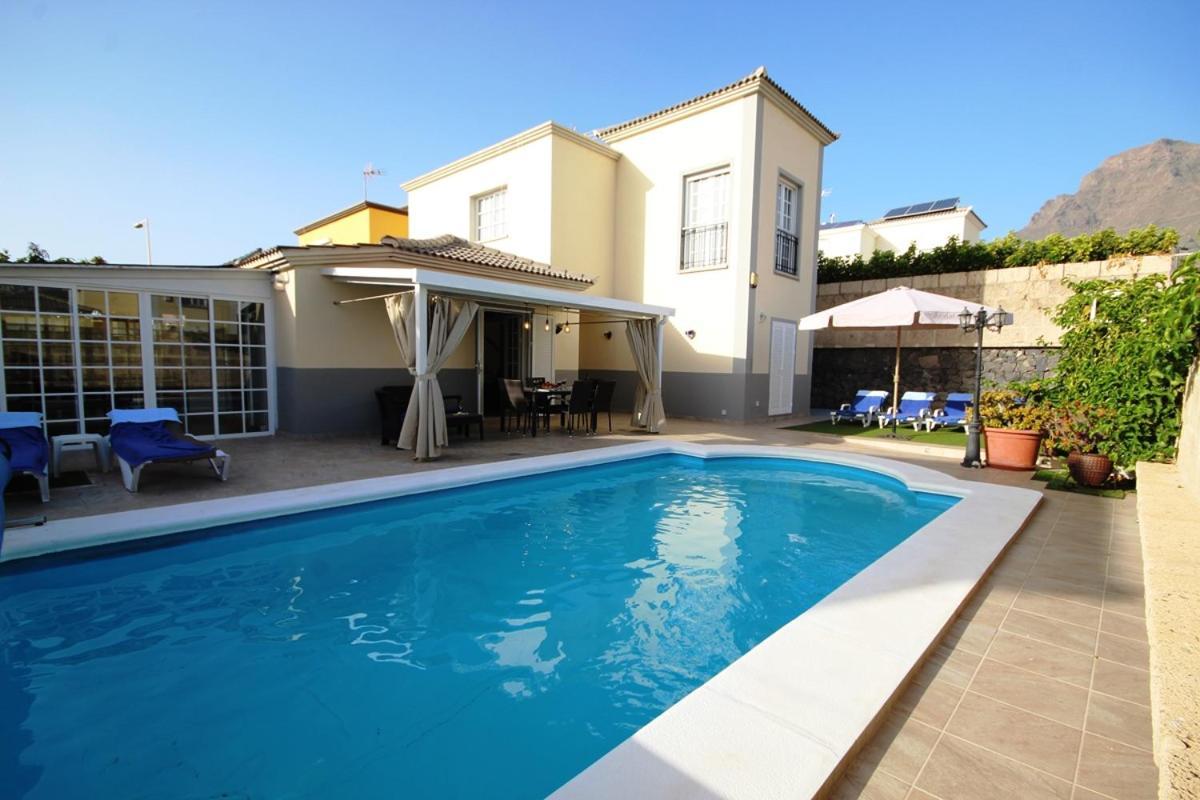 Cozy Villa in Madronal de Fanabe with Large Private Pool — 4-Star Luxury Hotel in Adeje, Spain