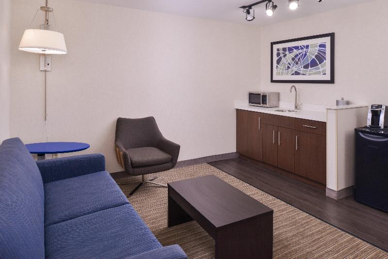 Holiday Inn Express Hotel & Suites Southfield Detroit - photo 30