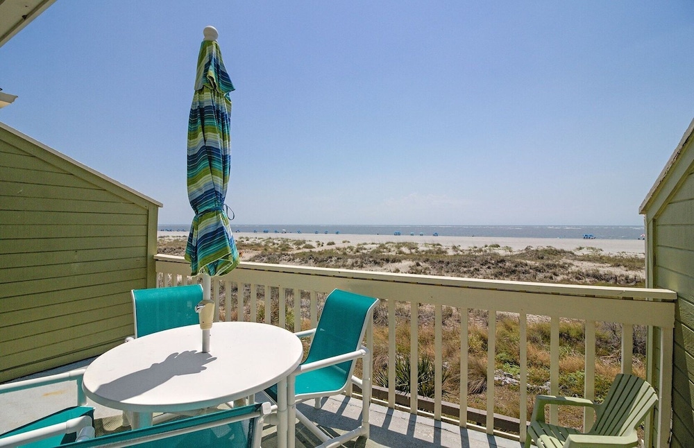 11D Mariners Walk by Avantstay Oceanfront Living Amazing Views Communal Pool in Isle Of Palms, United States