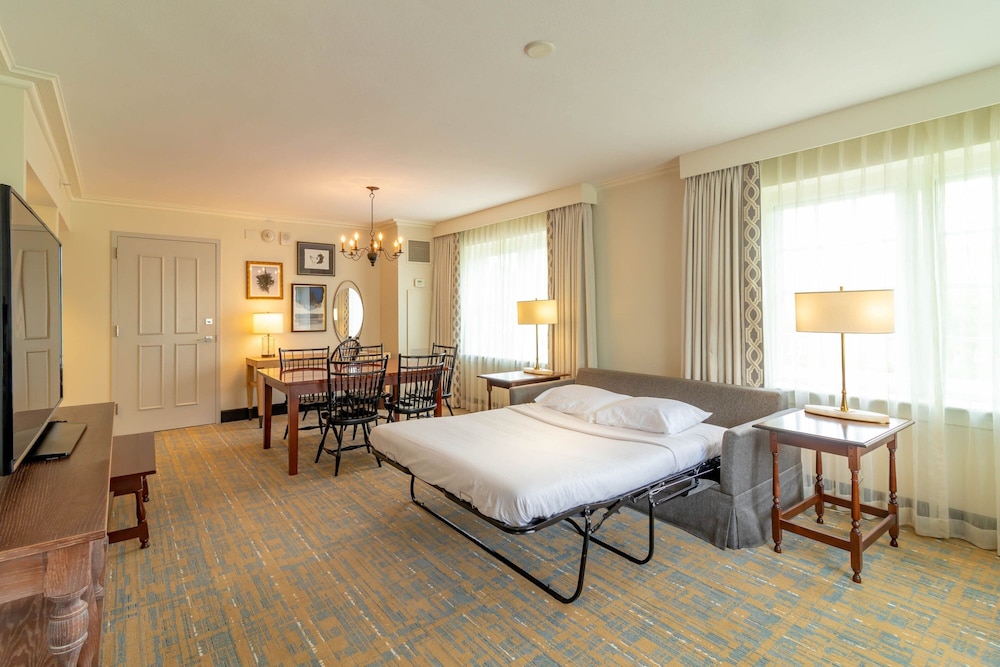 Williamsburg Lodge Autograph Collection - photo 36