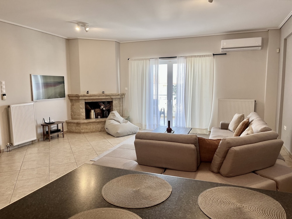 Hector Apartment Airport — 4-Star Luxury Hotel in Spata, Greece