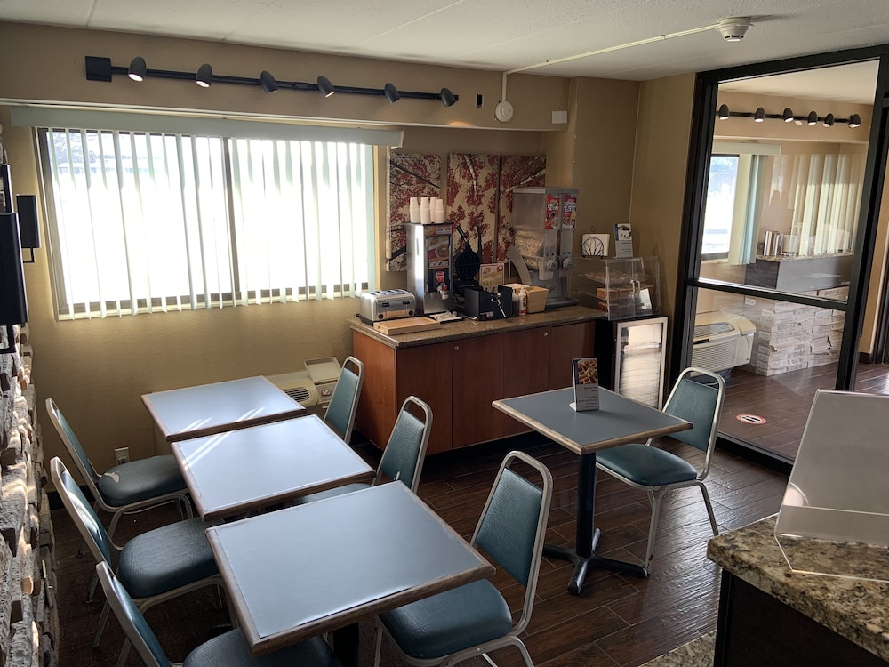 Travelodge by Wyndham Holland Toledo - photo 18