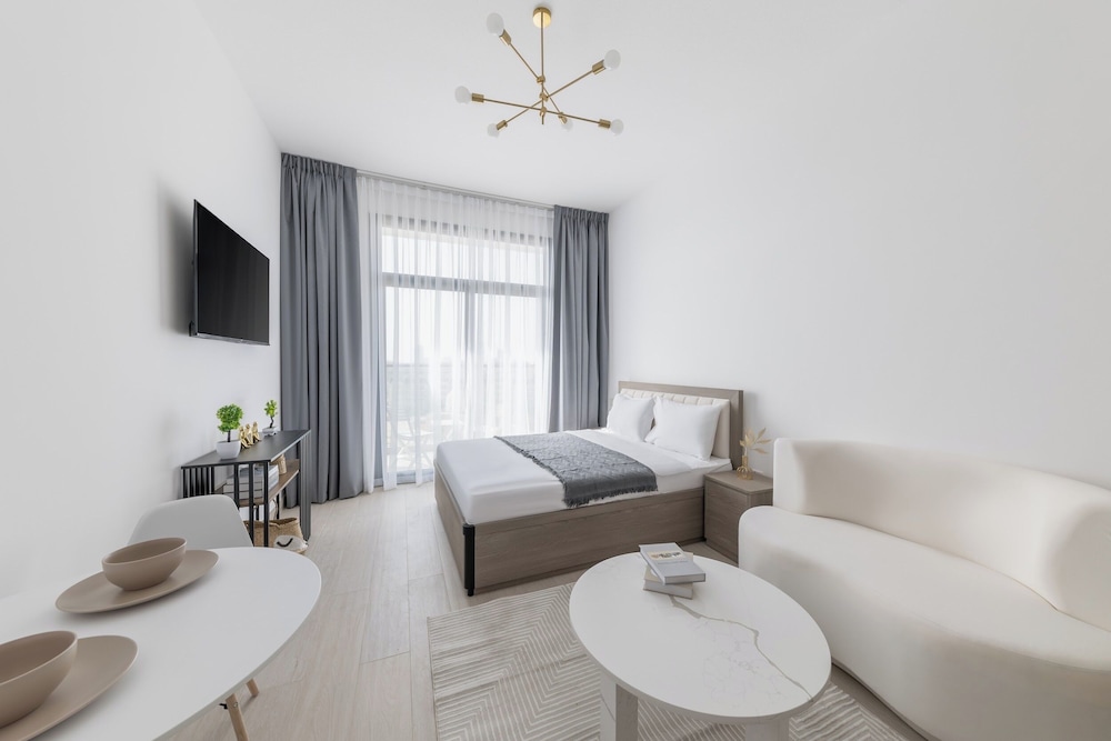 Shining studio in Laya Heights — 4-Star Luxury Hotel in Dubai, United Arab Emirates