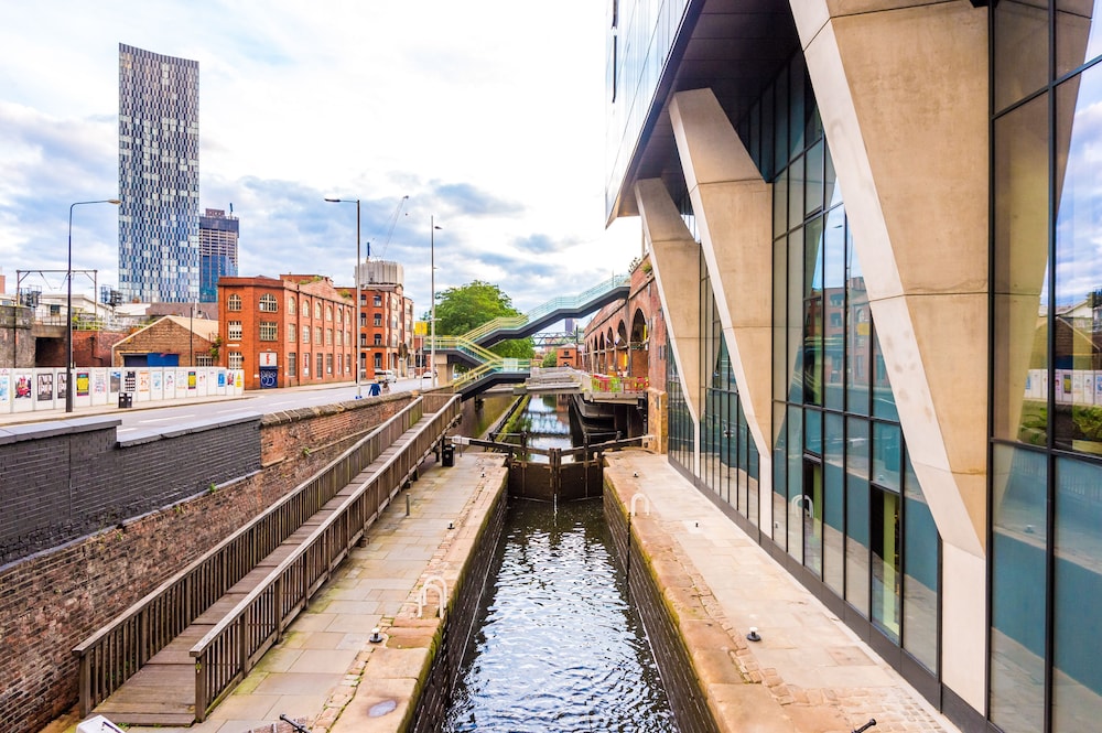 Hilltop Serviced Apartments Deansgate — 4-Star Luxury Hotel in Manchester, United Kingdom