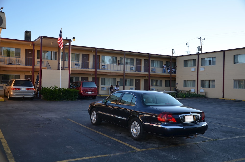 Village Inn — hotel in Green Bay