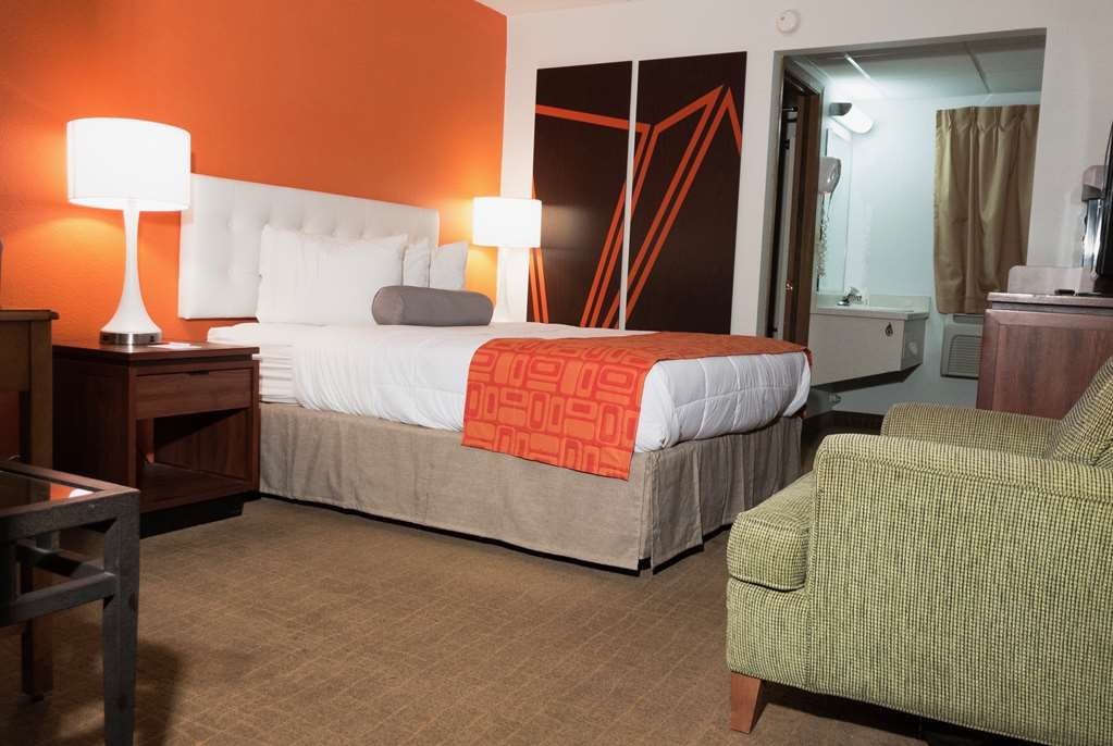 Howard Johnson by Wyndham Waukegan Great Lakes - photo 4