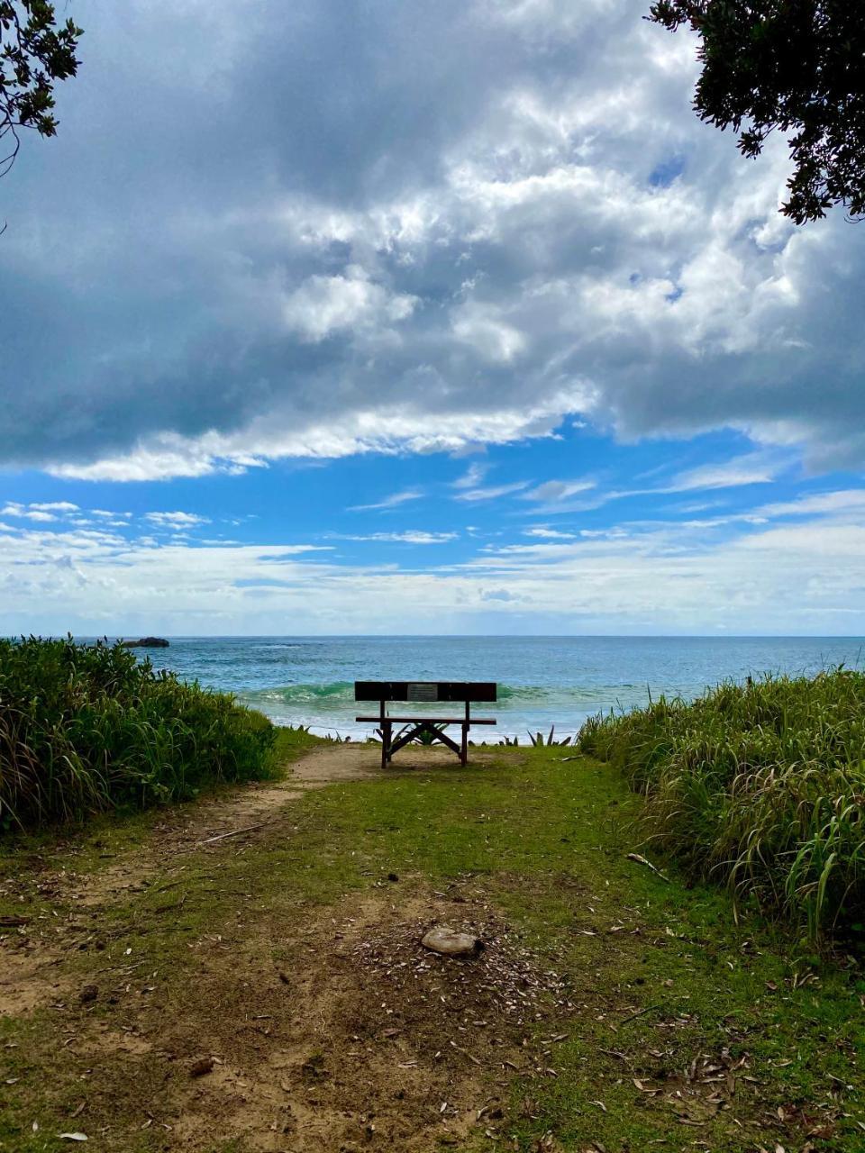 Beachfront Retreat Ducted Air Free Wifi — hotel in Korora