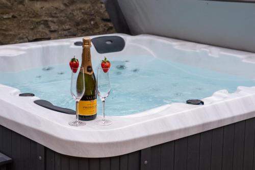 Secret Garden House 7 bed Manor House with Hot Tub and Magical walled Gardens