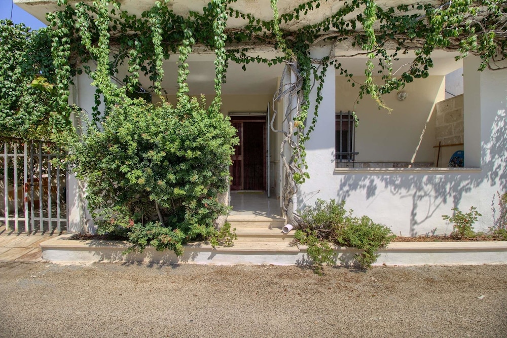 Port Grimaud Main Square View - carbon neutral hotel in Grimaud