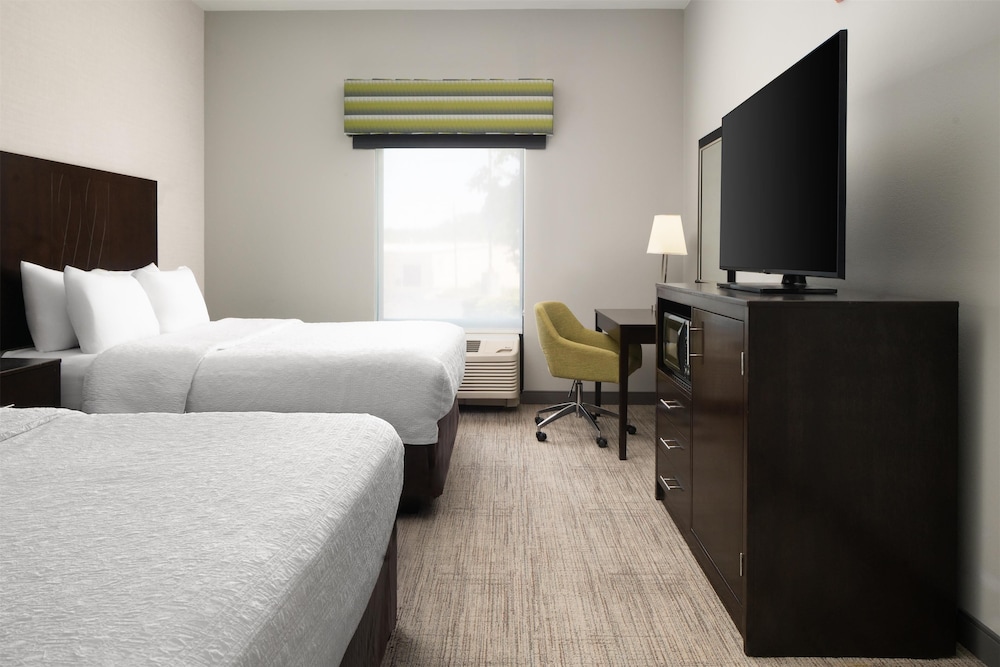 Hampton Inn Fairmont - photo 3
