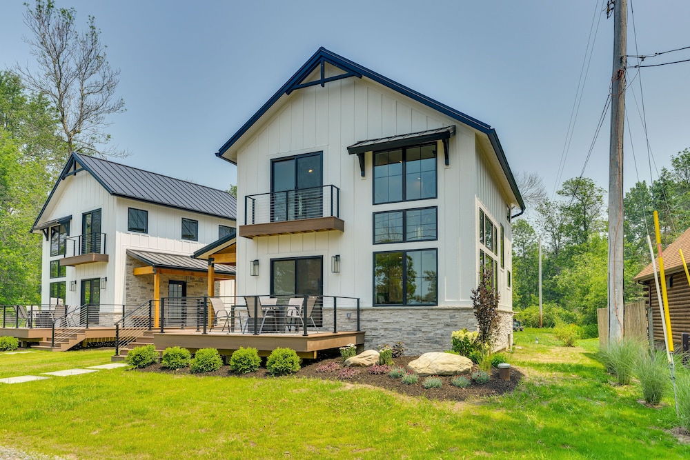 Modern Lake Ontario Escape w Beach Access in Henderson, United States