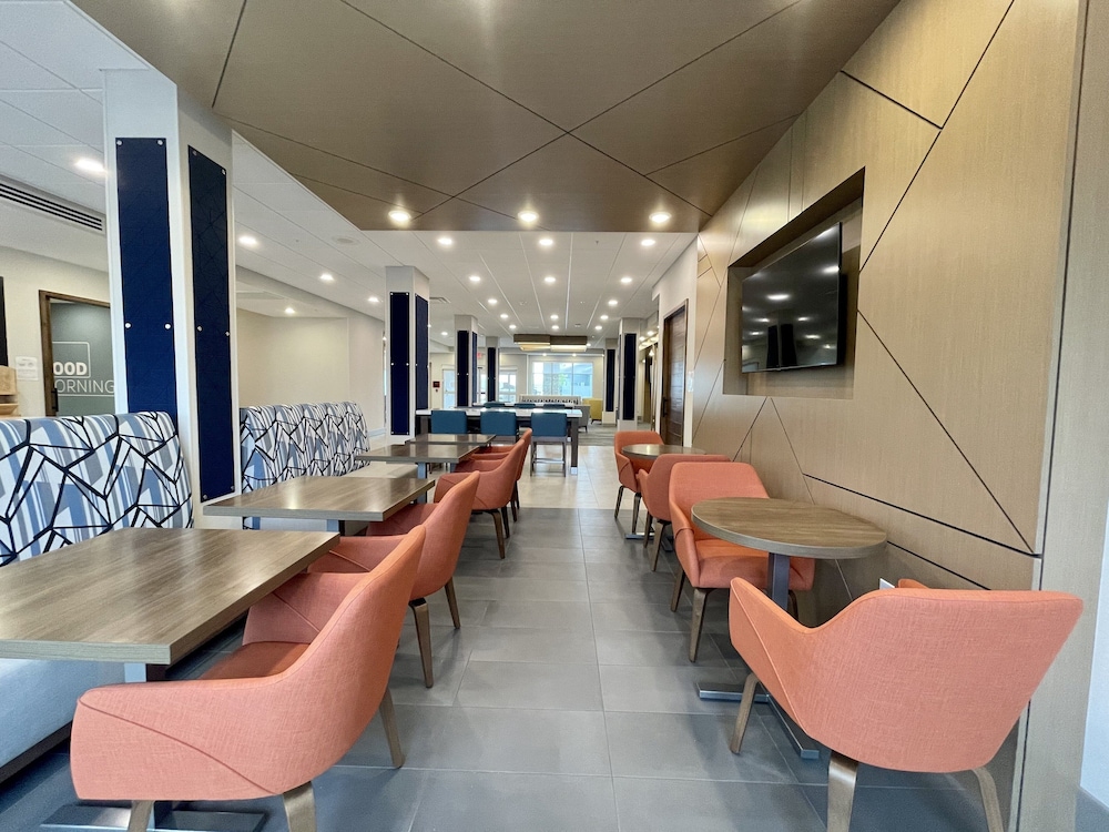 Holiday Inn Express & Suites Ft. Smith Airport by IHG - photo 36