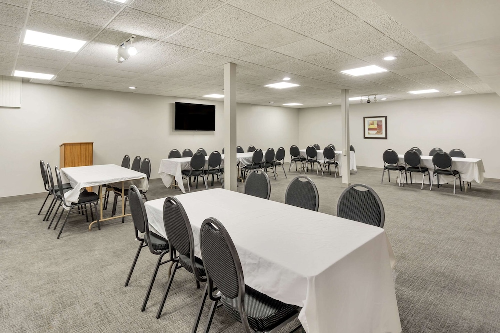 Comfort Inn & Suites Mundelein Vernon Hills - photo 29