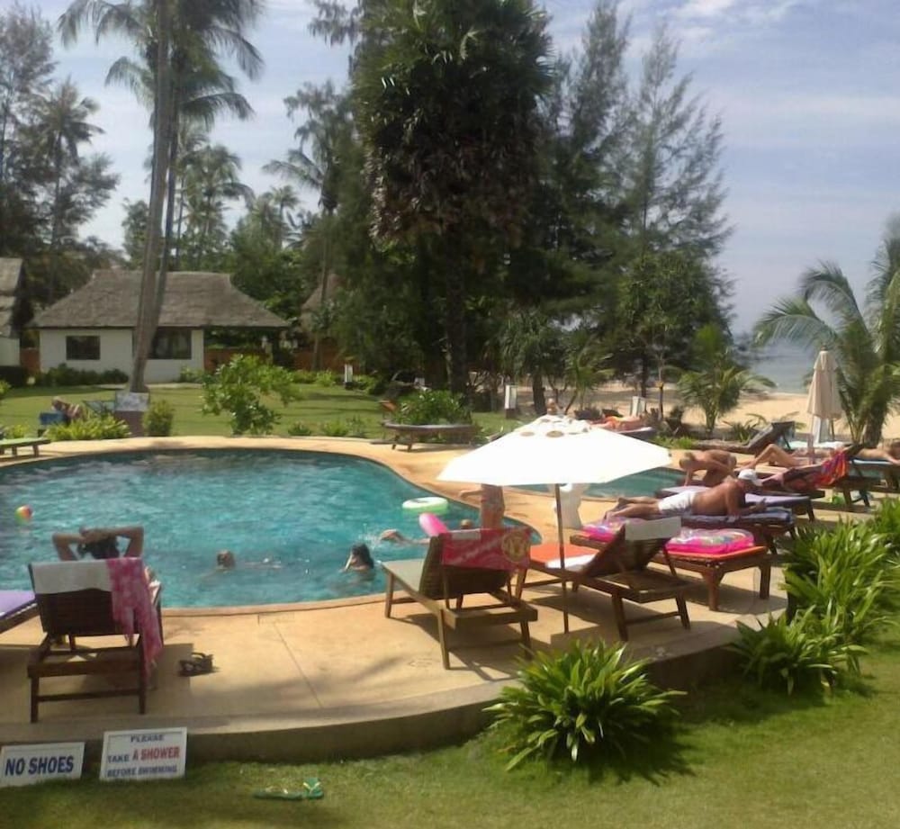 Good Days Lanta Beach Resort