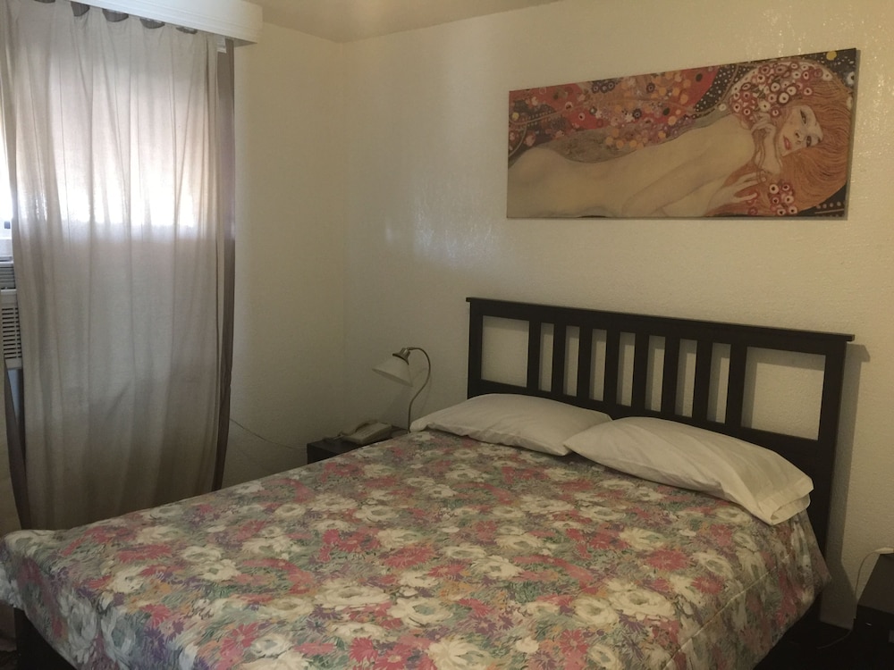 Tradewinds Airport Hotel - photo 18