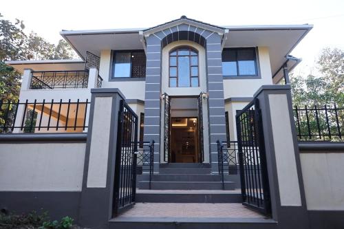 1 6 BHK Palatial Convertible Independent Villa 12 min Drive To Varca Beach — 4-Star Luxury Hotel in Madgaon, India
