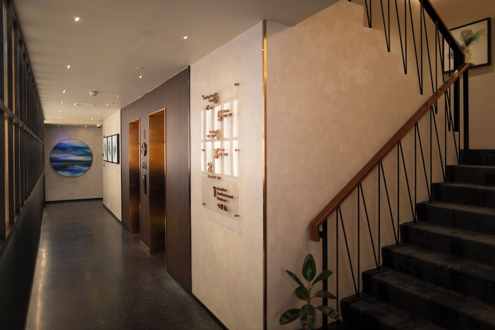 The Gravitique Hotel Khaosan