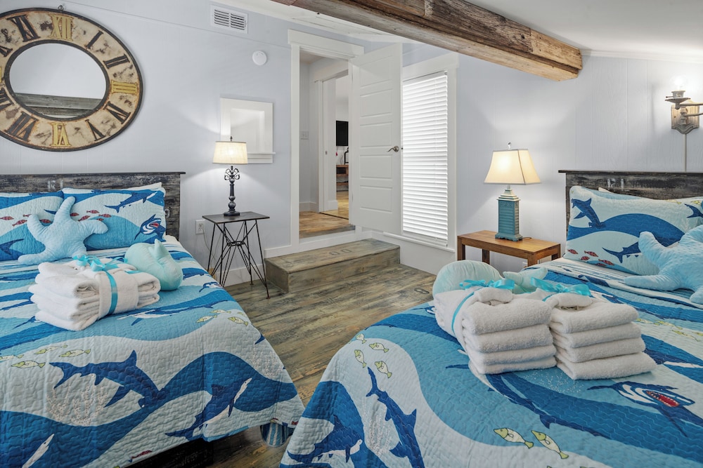 Luxury Gulf Front Property Directly on the Beach Sleeps 15 - photo 12