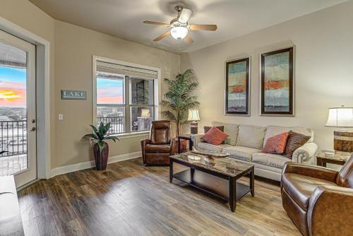 Chic 2BD with Balcony Pool Hot Tub & Marina Views — hotel in Horseshoe Bay