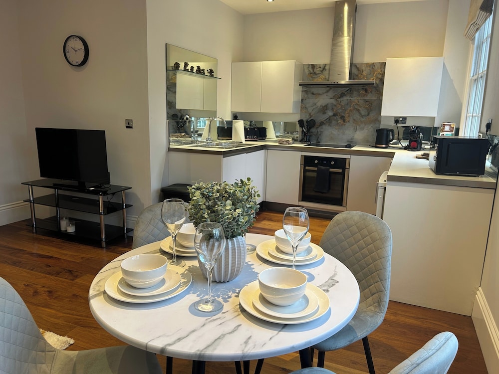 Tavistock House parking sleeps 7 central — 4-Star Luxury Hotel in Bedford, United Kingdom