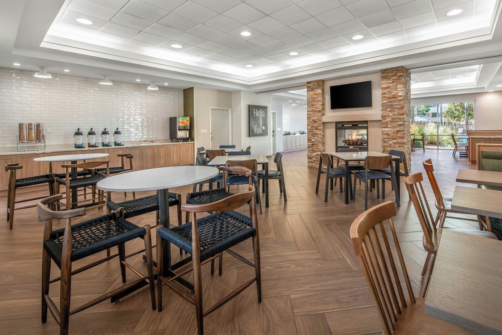 Fairfield Inn & Suites by Marriott San Jose Airport - photo 26