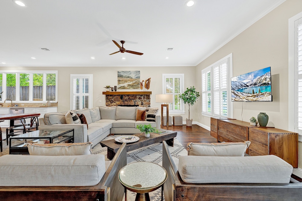 Heart of Fredericksburg With Pool Hot tub&grill - photo 12