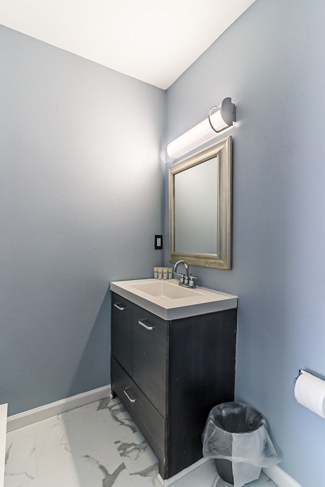 Boardwalk Hotel Charlee & Beach House Rentals - photo 44