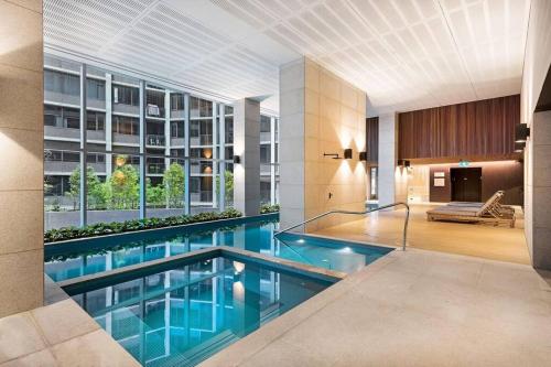 2 Units Dual Building CBD Living 1 Min to SkyBus — 4-Star Luxury Hotel in Melbourne, Australia