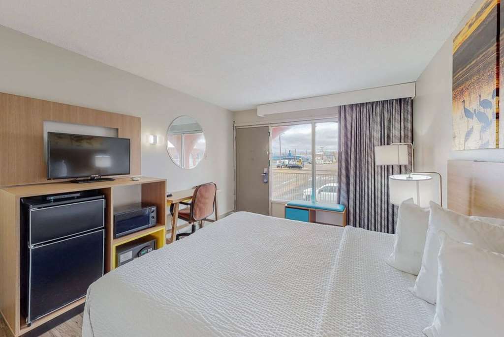 Days Inn by Wyndham Socorro - photo 21
