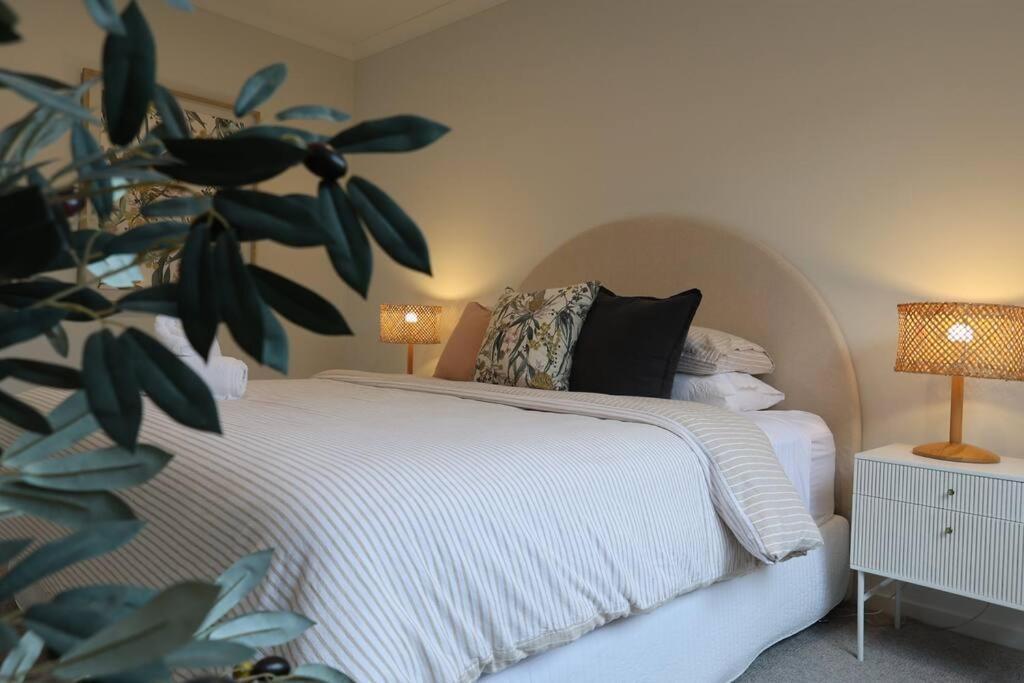 Madeley Family Getaway Sleeping 8 central aircon close to shops beach parks spacious in Ocean Grove, Australia